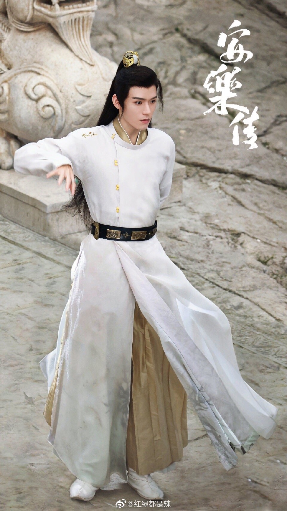 组图：龚俊《安乐传》饭拍路透图曝光白衣挥剑潇洒俊朗
