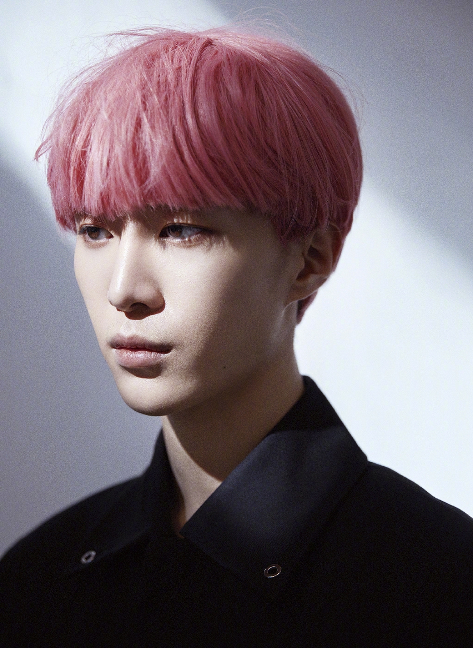 组图:范丞丞挑战粉发西瓜头造型 冷调大片时尚酷帅展禁欲气质