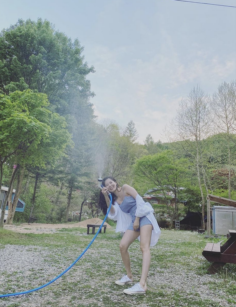 組圖：泫雅夏日清涼出遊心情佳 穿性感連體短褲秀美背長腿