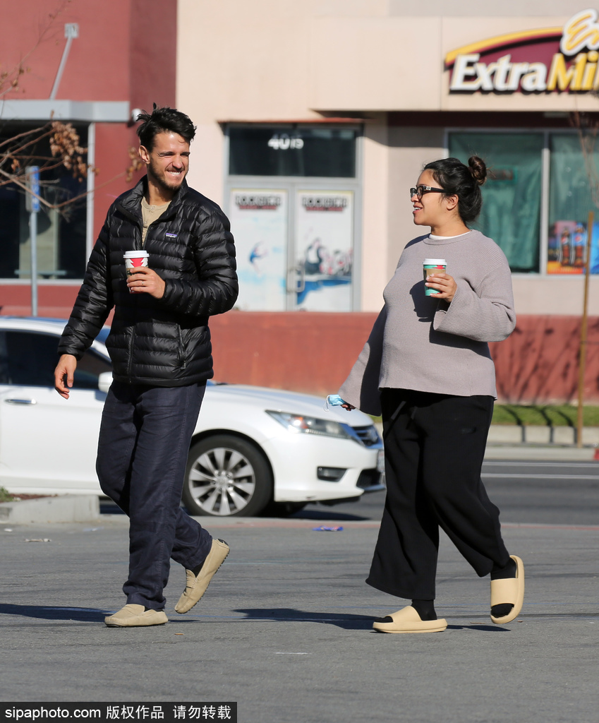 组图：吉娜·罗德里格兹挺孕肚与丈夫街头喝咖啡 边走边聊状态好