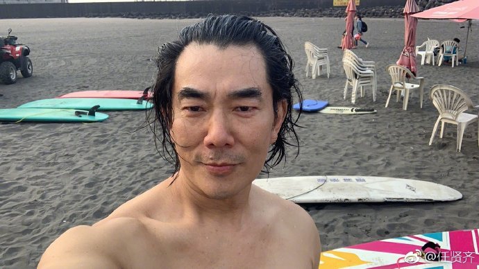 组图:53岁任贤齐晒近照 冲浪练肺活量为演唱会做准备_高清图集_新浪网
