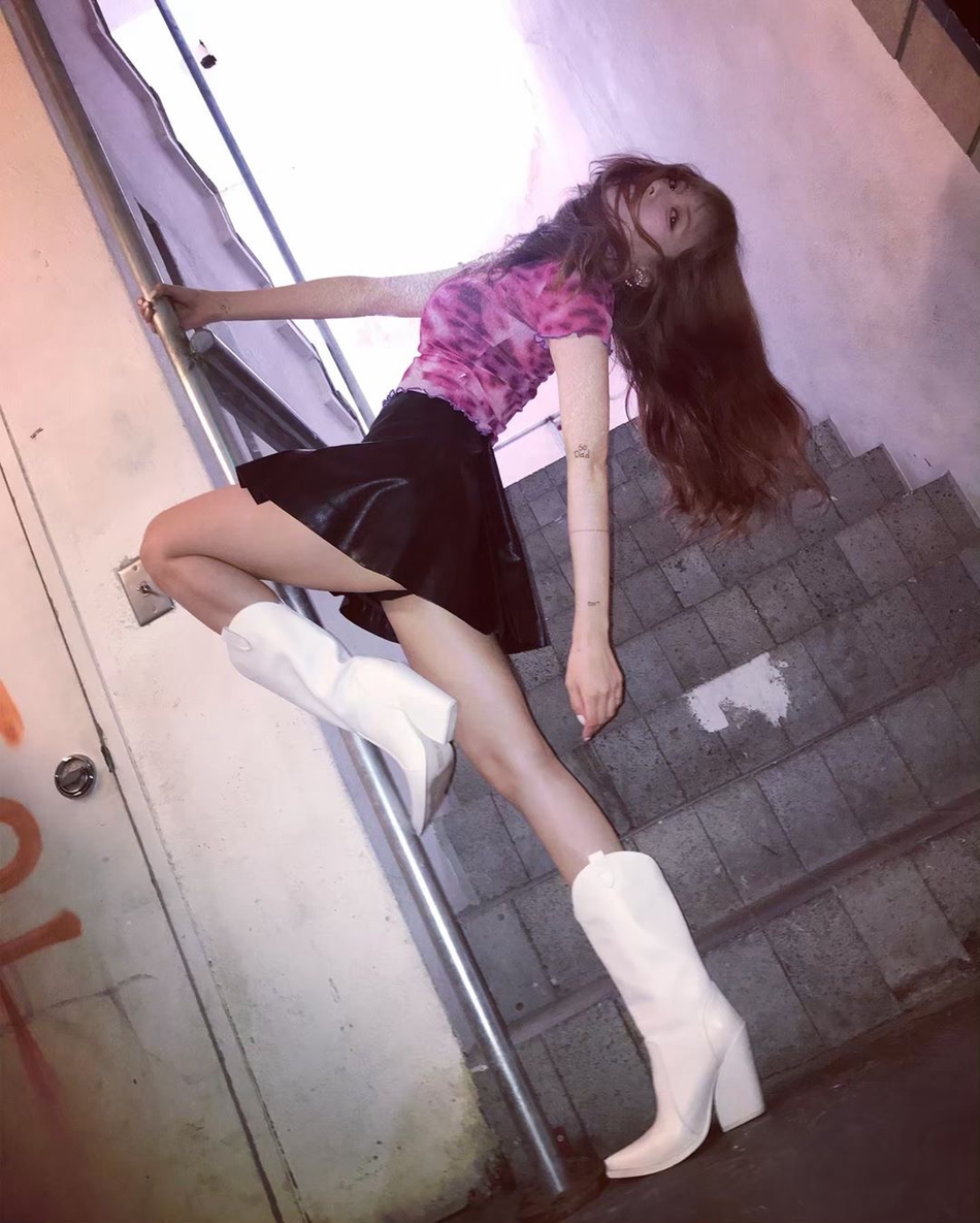 组图泫雅晒楼梯间美照动作性感妩媚穿短裙皮靴秀长腿