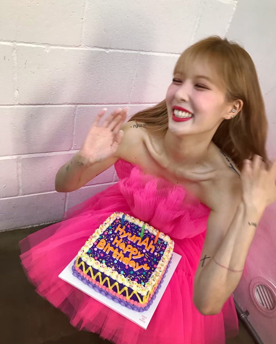 组图:泫雅穿粉色蓬蓬裙庆生少女心满满 撩起头发露香肩笑容甜