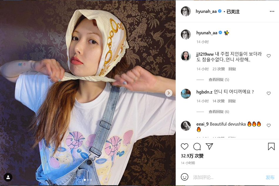 组图：泫雅穿揹带裤化身元气少女 头戴方巾表情灵动可爱