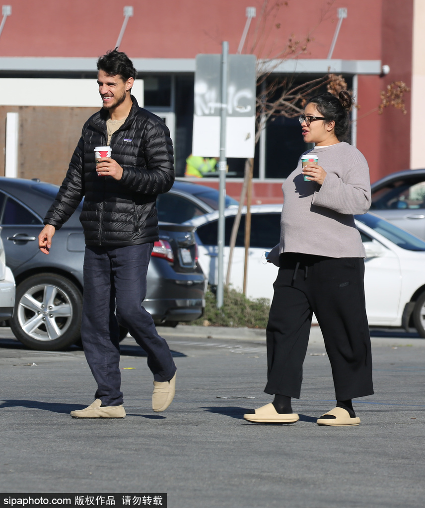 组图：吉娜·罗德里格兹挺孕肚与丈夫街头喝咖啡 边走边聊状态好