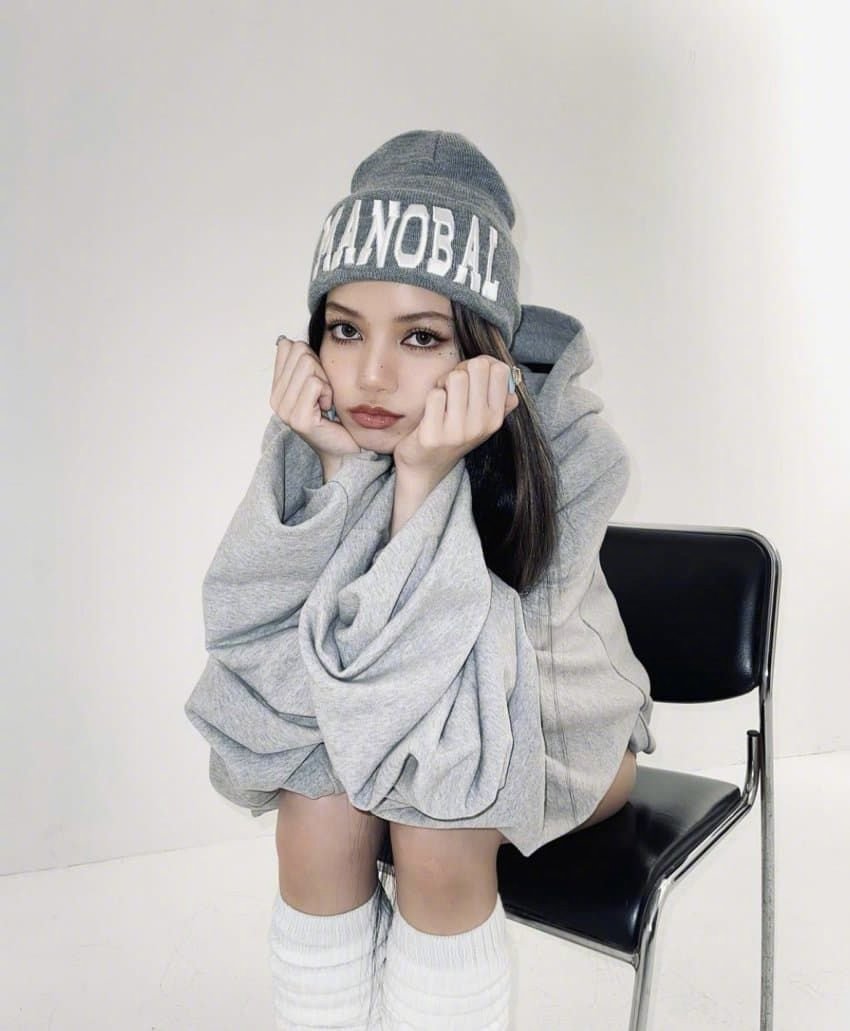 组图：Lisa烟燻妆写真曝光 下衣失踪+毛线帽时尚火辣
