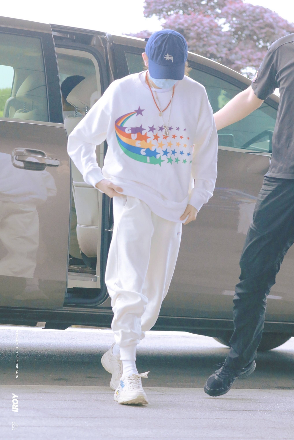 组图:王源戴蓝色棒球帽现身机场 一身白色运动装休闲简约