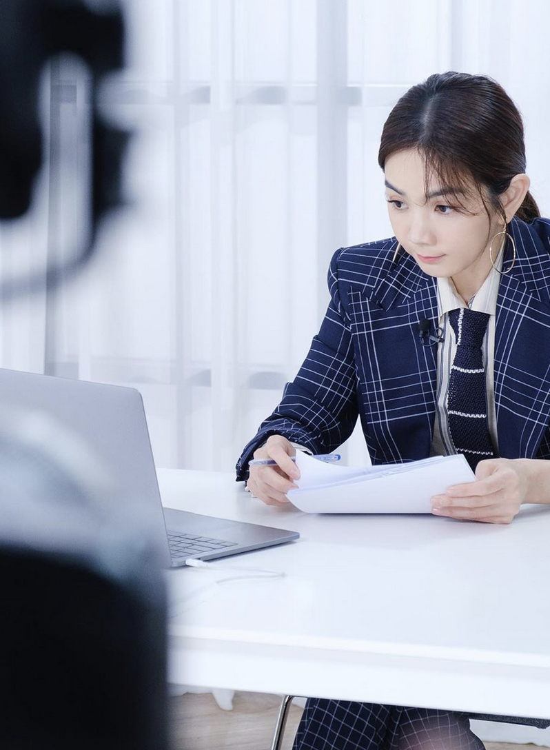 组图：泫雅穿亮黄色套装活力十足 对镜wink嘟嘴甜度满分