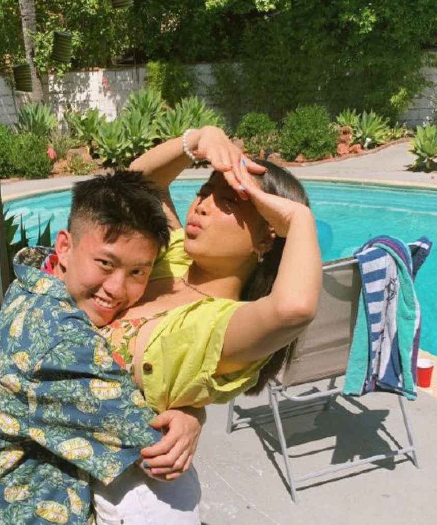 组图:rich brian公开恋情晒与女友合影 亲密相拥灿笑秀恩爱