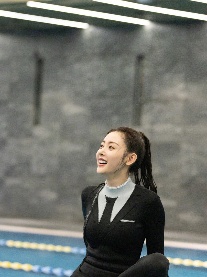 组图:张天爱穿"西装泳衣"做水上瑜伽 一头湿发身材窈窕