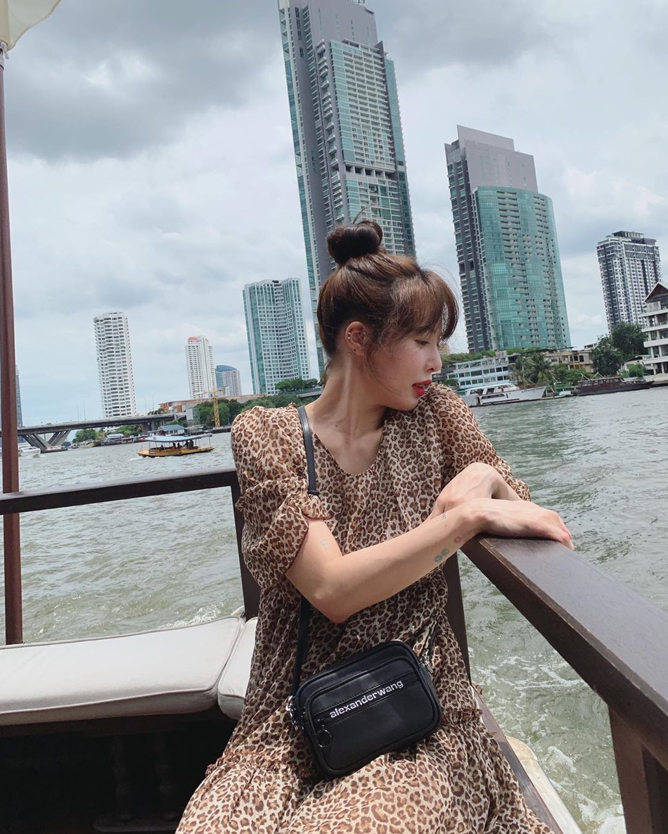 组图泫雅豹纹连衣裙搭配丸子头经典红唇妆容更显皮肤白皙