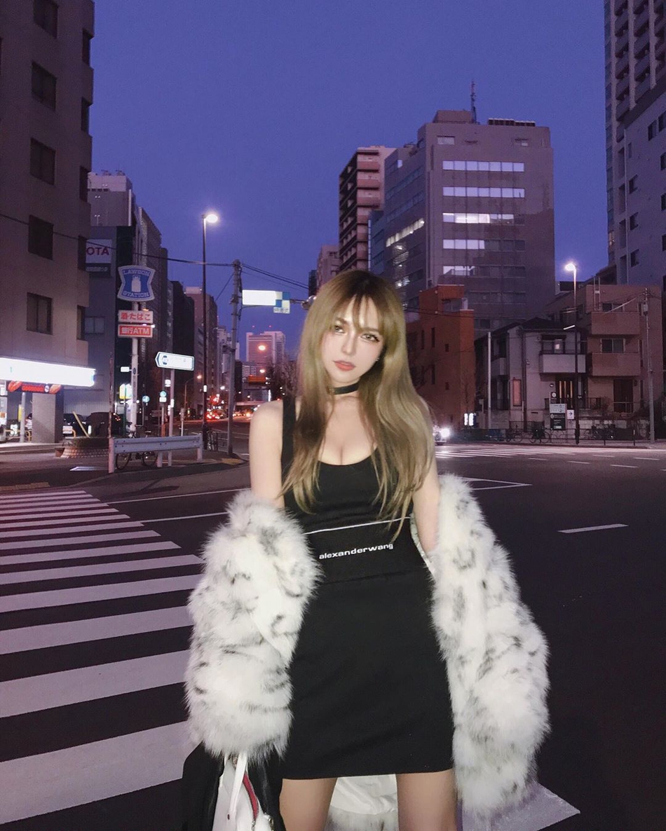 组图罗志祥女友周扬青晒美照穿黑色紧身裙大秀事业线