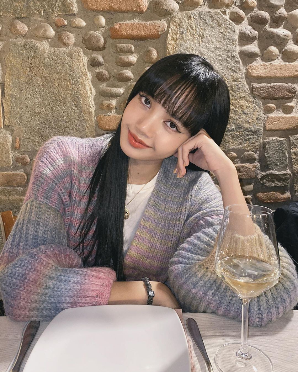 組圖：Lisa一改黑長直造型剪短髮染新發色 穿紅白弔帶秀香肩