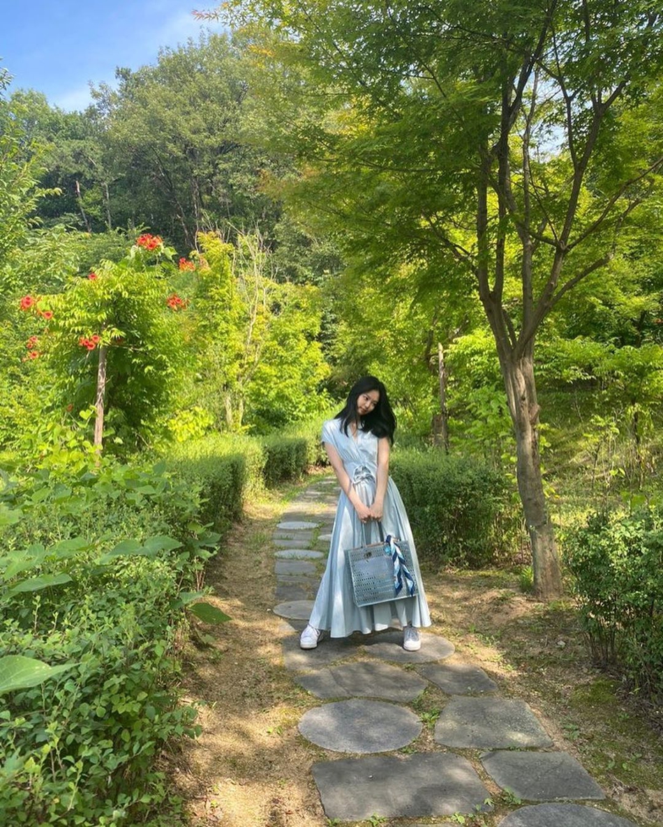 組圖：金智妮晒外出遊玩照 穿天藍色開叉連衣裙夏日風十足