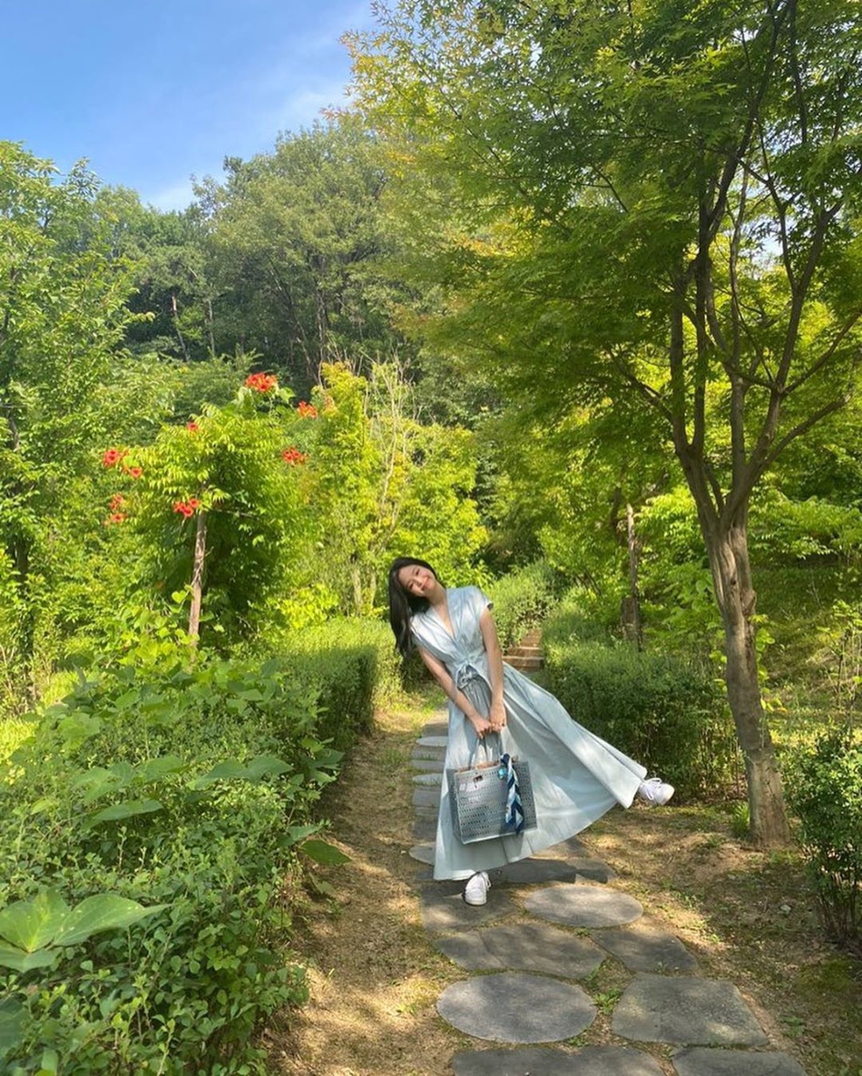 組圖：金智妮晒外出遊玩照 穿天藍色開叉連衣裙夏日風十足