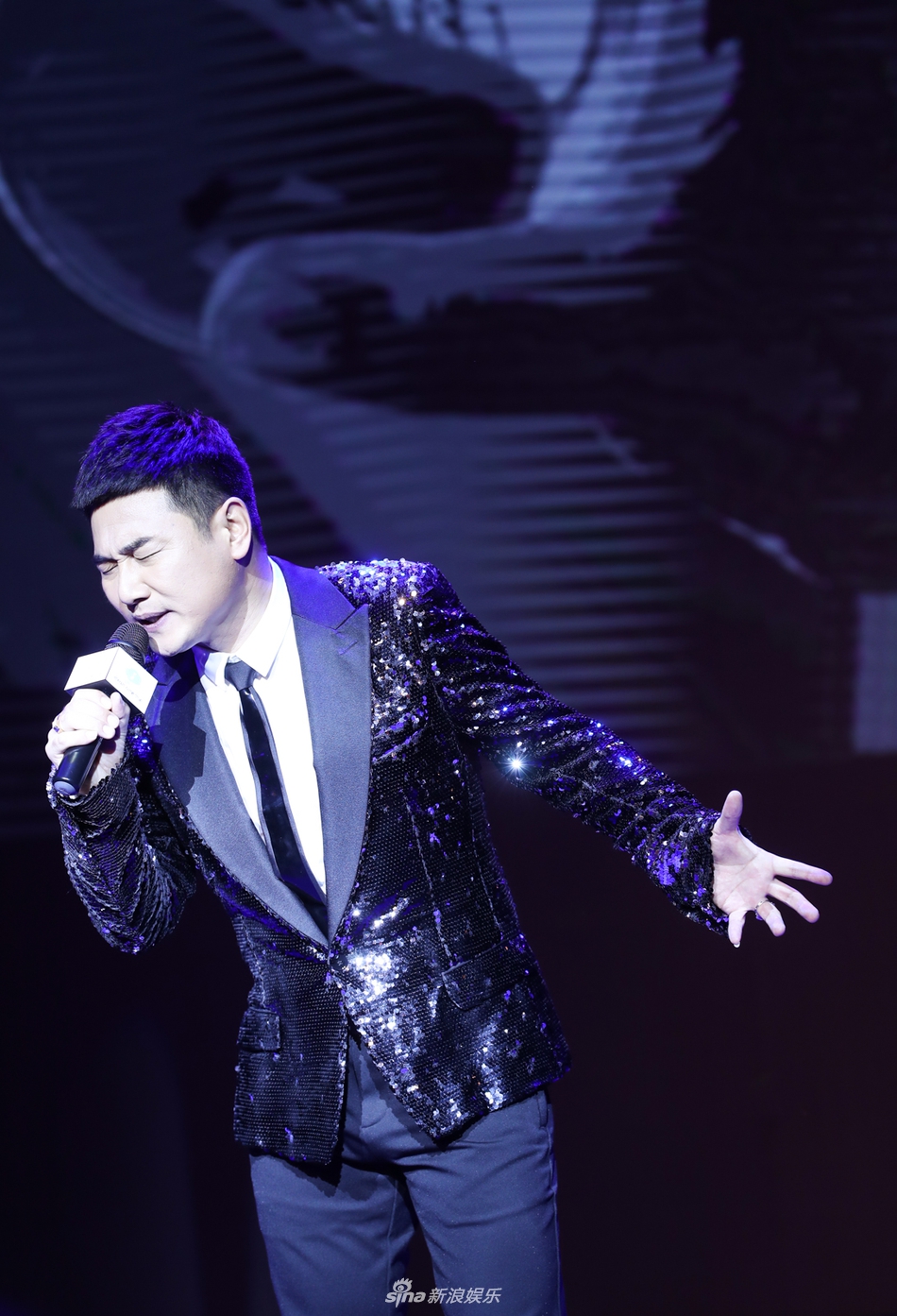 组图:侯旭新专辑《逃》发布会卖力演唱 齐秦惊喜现身支持