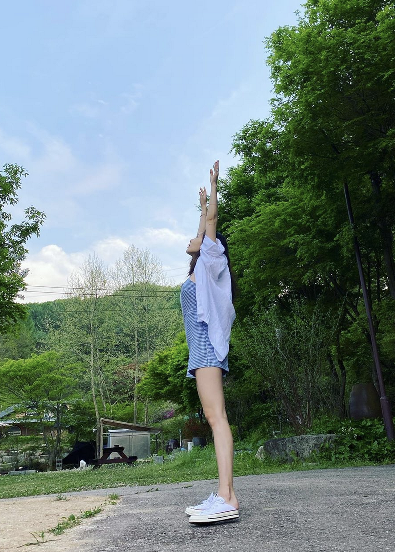 組圖：泫雅夏日清涼出遊心情佳 穿性感連體短褲秀美背長腿
