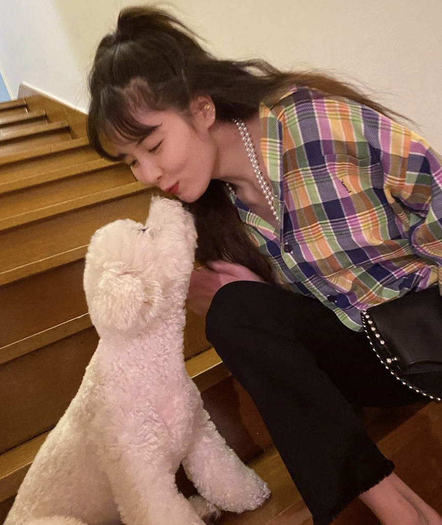 組圖：泫雅曬照坐樓梯秀大長腿 和狗狗親吻互動露可愛表情