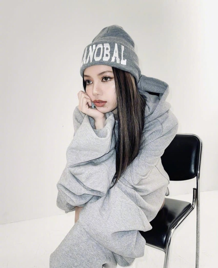 組圖：Lisa煙燻妝寫真曝光 下衣失蹤+毛線帽時尚火辣