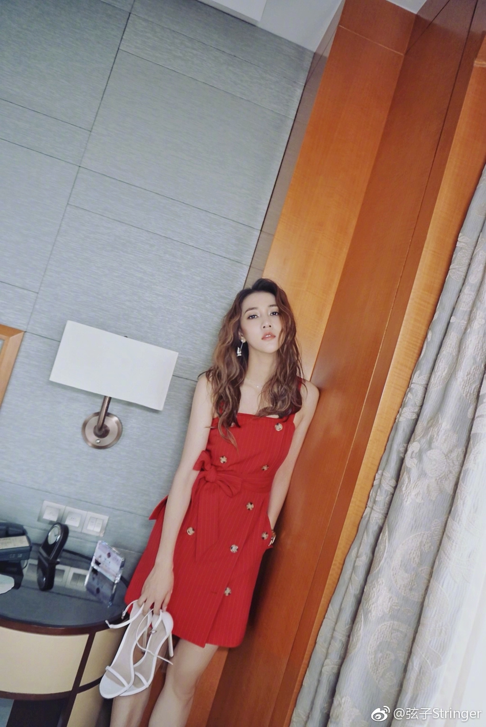 组图:弦子不舍卸妆酒店内拍美照 红色短裙秀长腿事业线