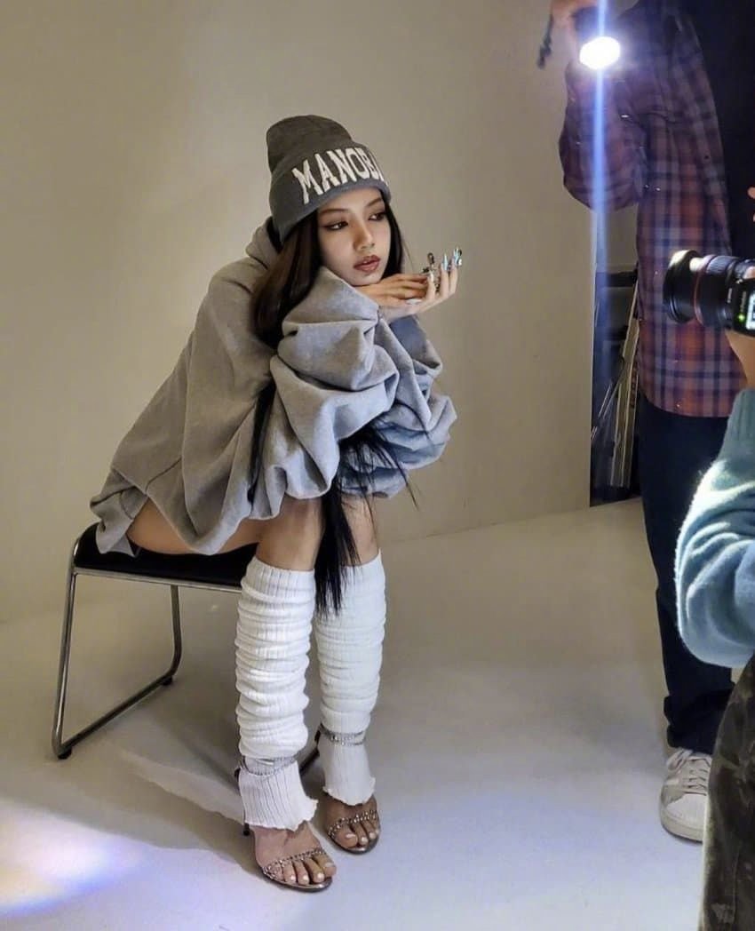 組圖：Lisa煙燻妝寫真曝光 下衣失蹤+毛線帽時尚火辣