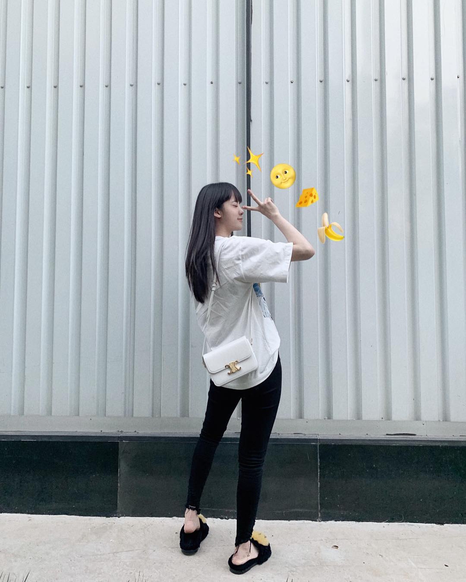 组图：欧阳娜娜可爱表情迎夏天 简单清新搭配少女感十足