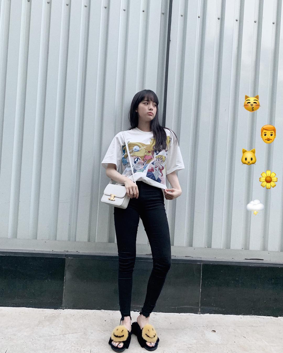 组图：欧阳娜娜可爱表情迎夏天 简单清新搭配少女感十足