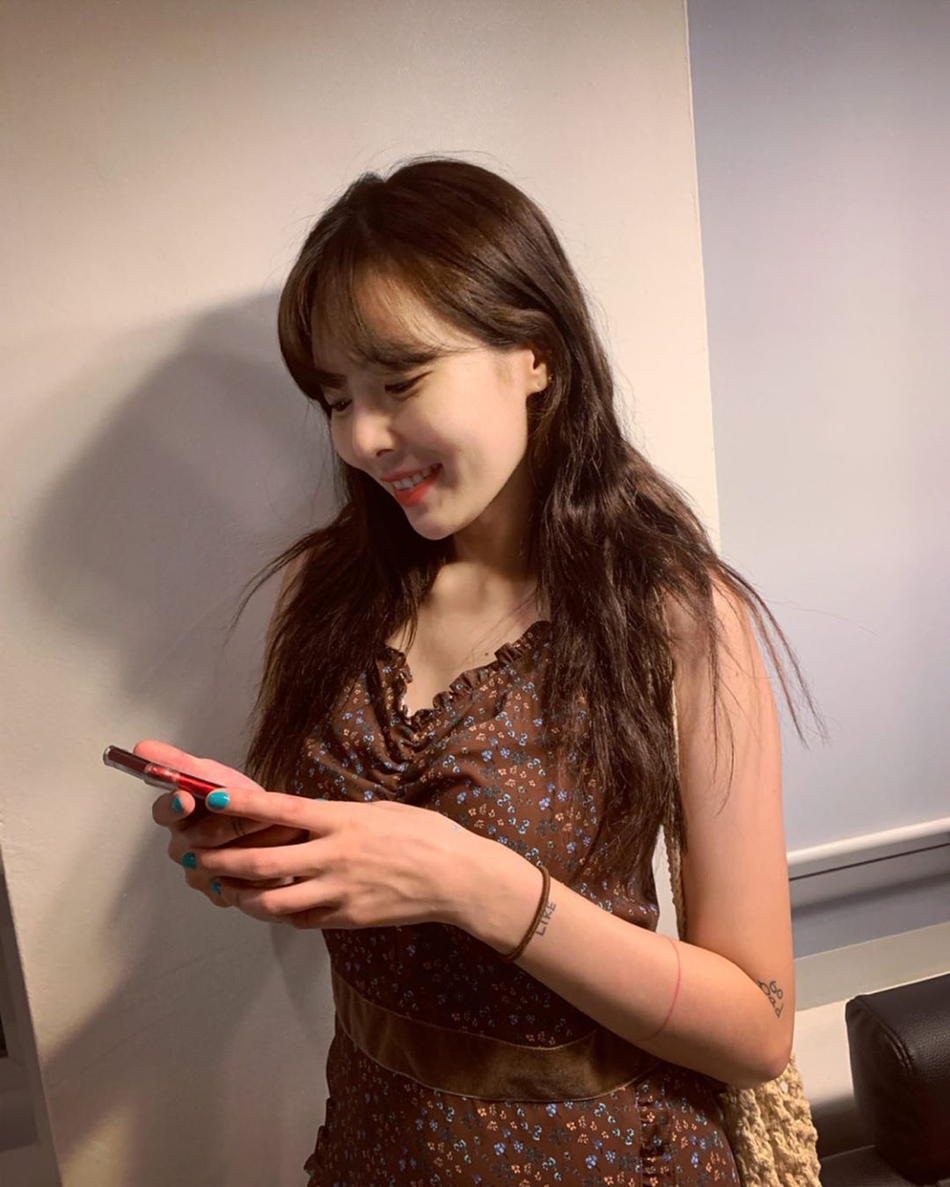 组图:泫雅穿棕色碎花连衣裙背编织袋晒照 与爱犬互动温柔甜美_高清