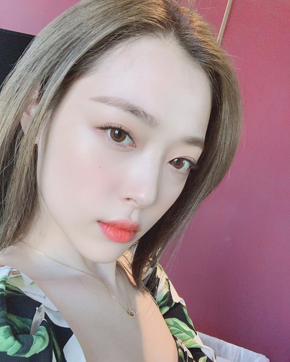 组图:雪莉穿低胸裙自拍晒不停 大眼发亮皮肤白皙秀锁骨