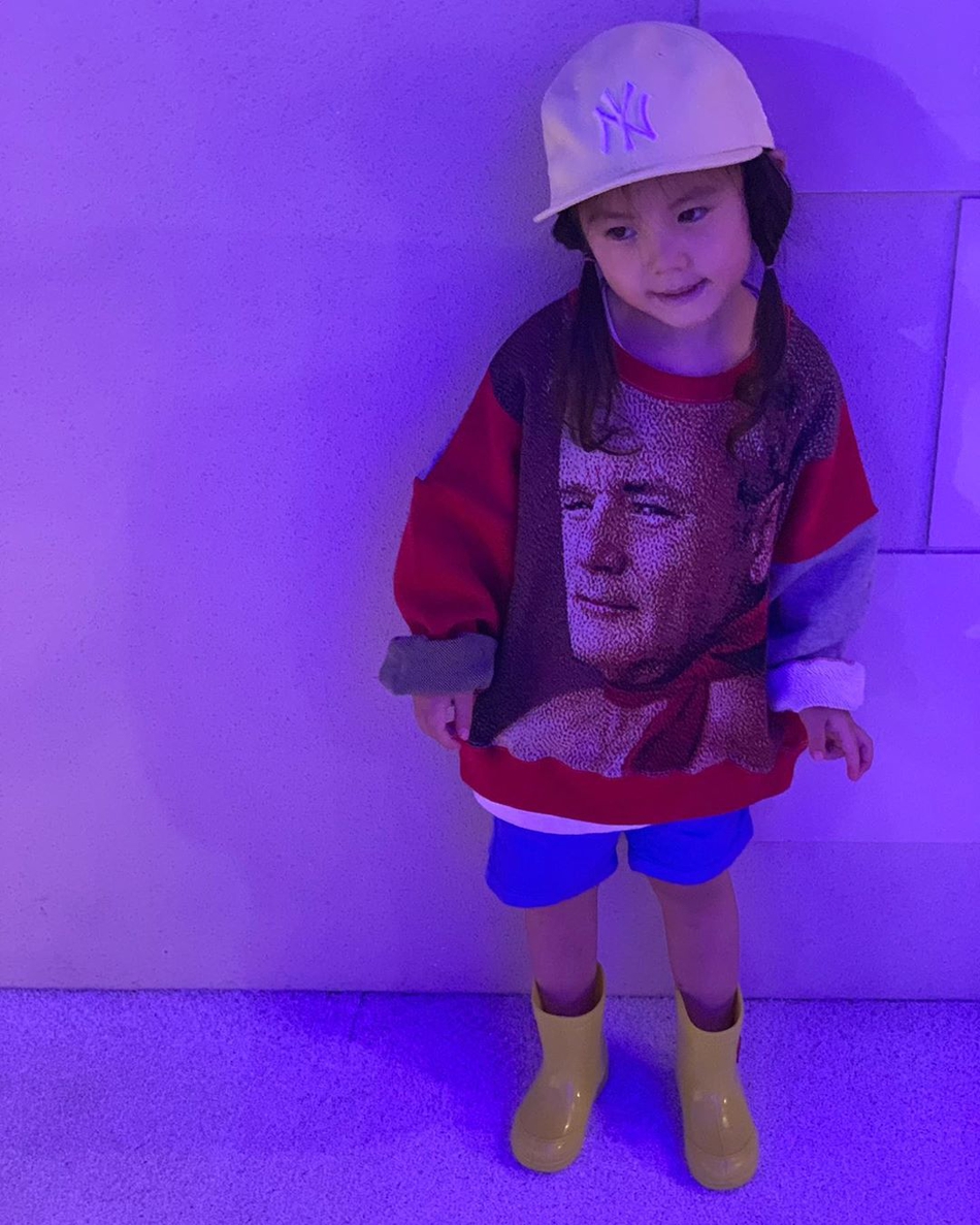 组图陈冠希晒女儿萌照alaia扎双马尾戴小黄帽乖巧可爱