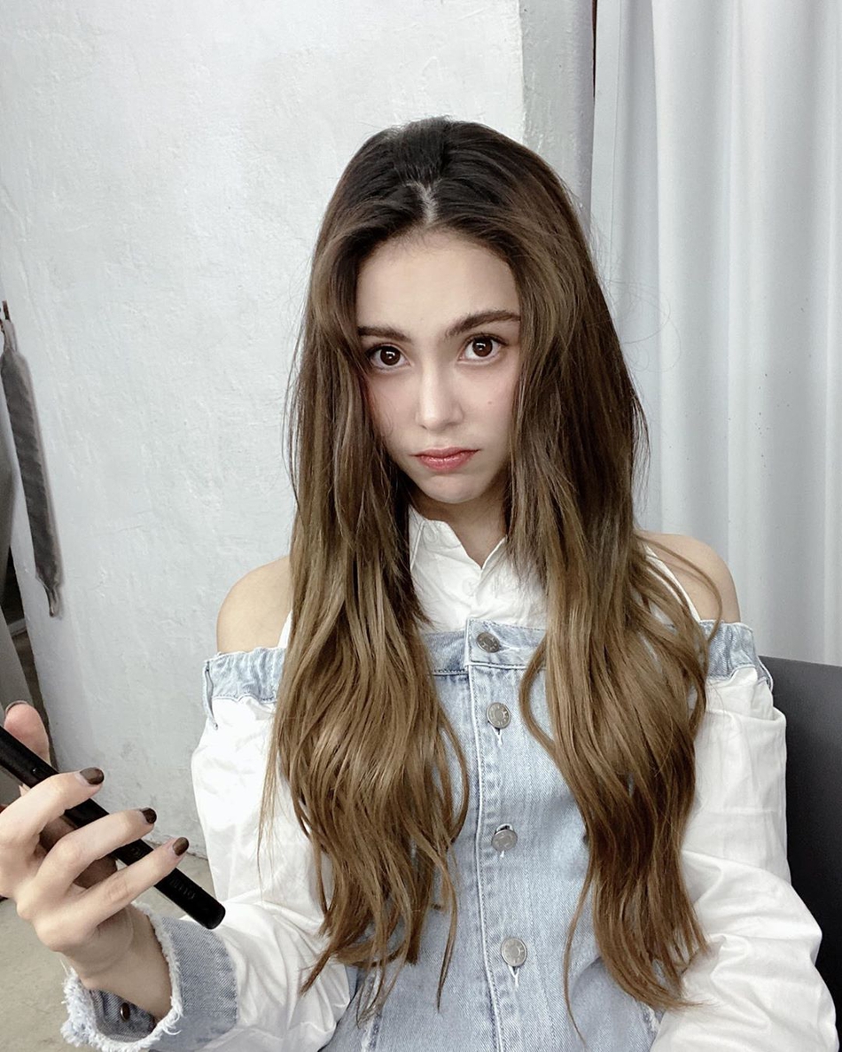 组图昆凌晒美照眨水灵大眼求助粉丝栗色长发披肩发量惹人嫌