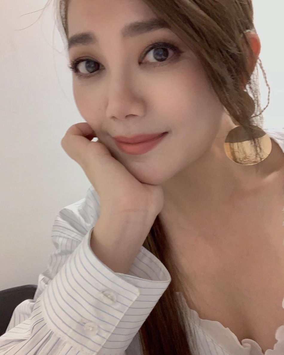 组图:梁静茹晒近照沐浴冬日暖阳 穿运动装健身辗转各地忙工作