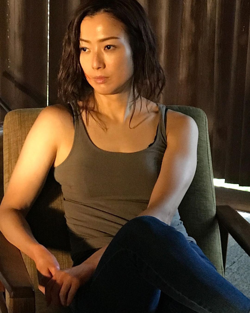 组图:郑秀文穿背心大秀火辣身材 为角色增肥肉感身材更显性感