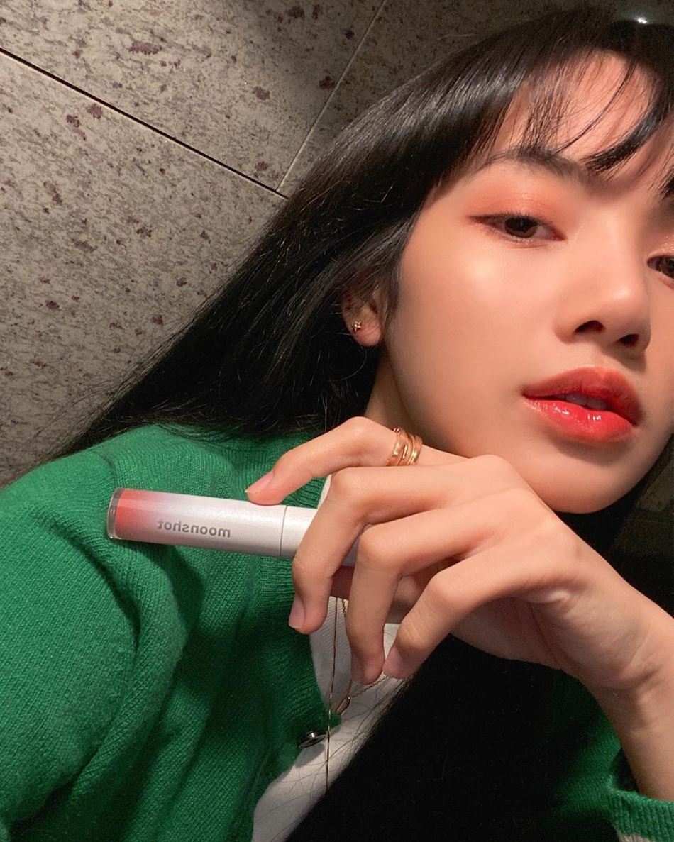 組圖：Lisa一改黑長直造型剪短髮染新發色 穿紅白弔帶秀香肩