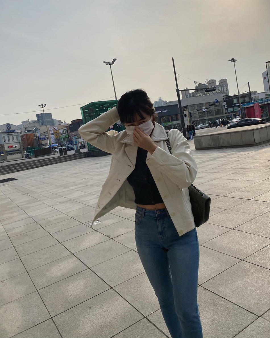 組圖：泫雅逆光拍照盡顯纖細身材 空氣劉海造型超少女