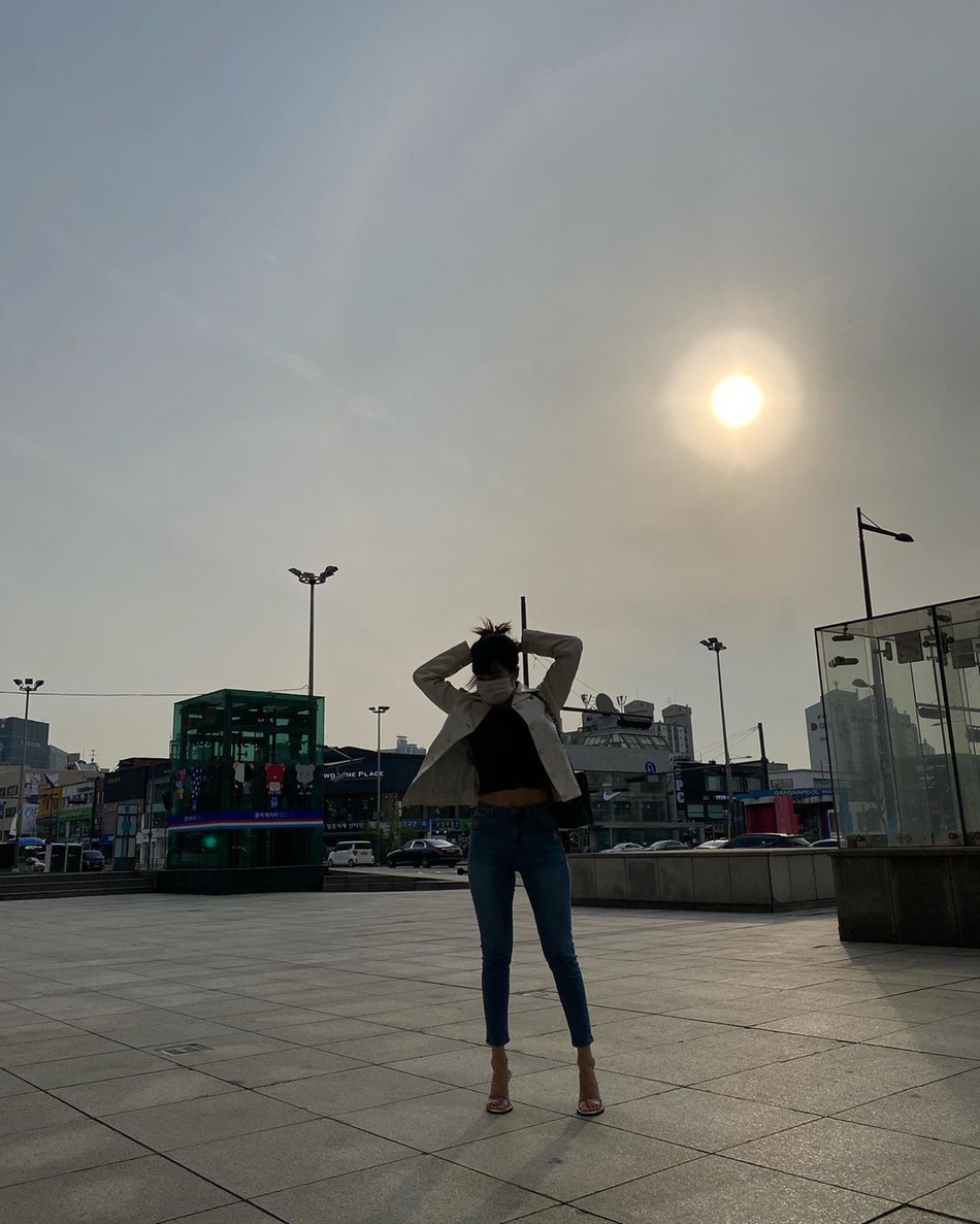 組圖：泫雅逆光拍照盡顯纖細身材 空氣劉海造型超少女