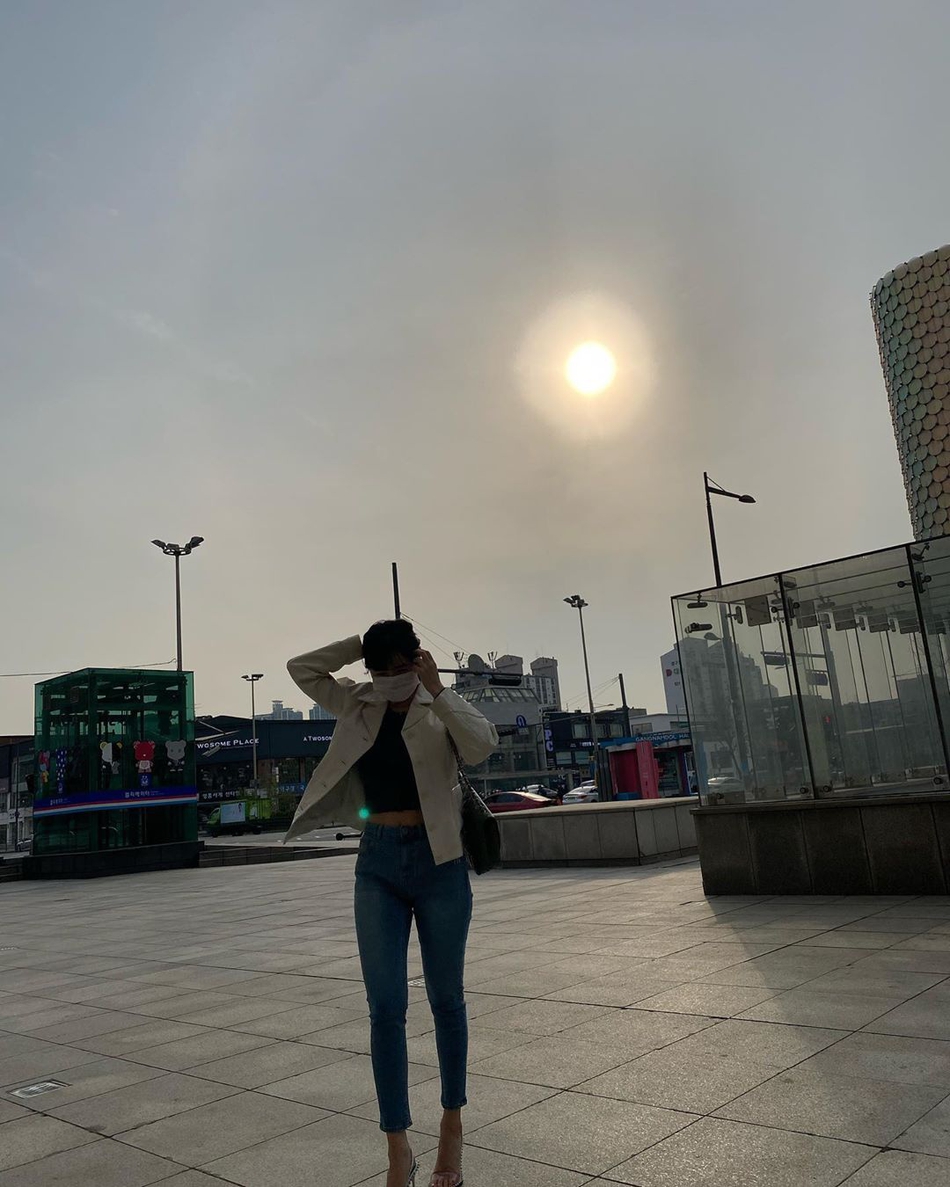 組圖：泫雅逆光拍照盡顯纖細身材 空氣劉海造型超少女