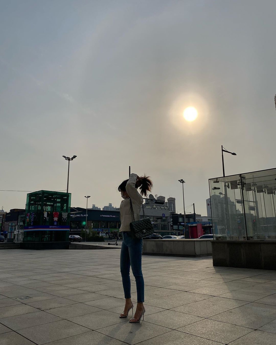 組圖：泫雅逆光拍照盡顯纖細身材 空氣劉海造型超少女