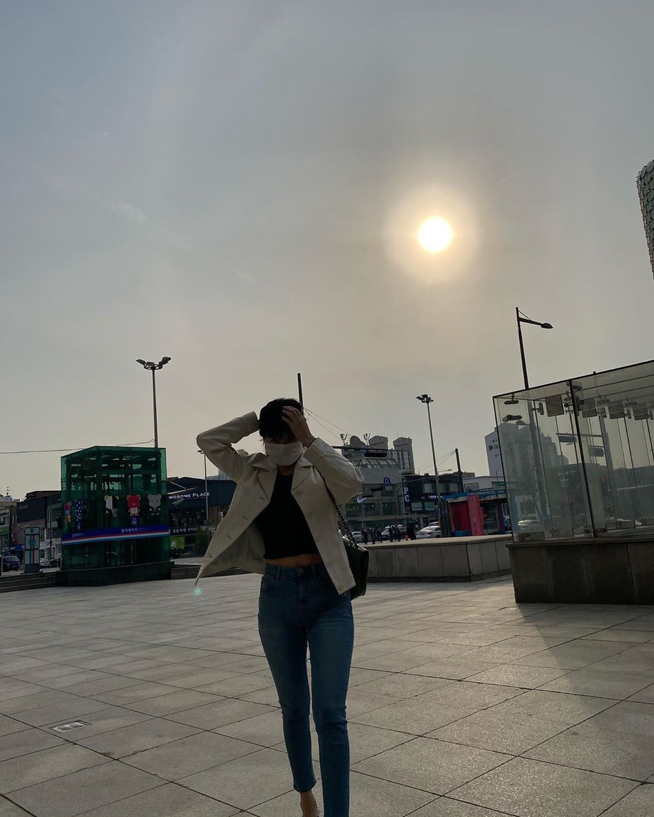 組圖：泫雅逆光拍照盡顯纖細身材 空氣劉海造型超少女