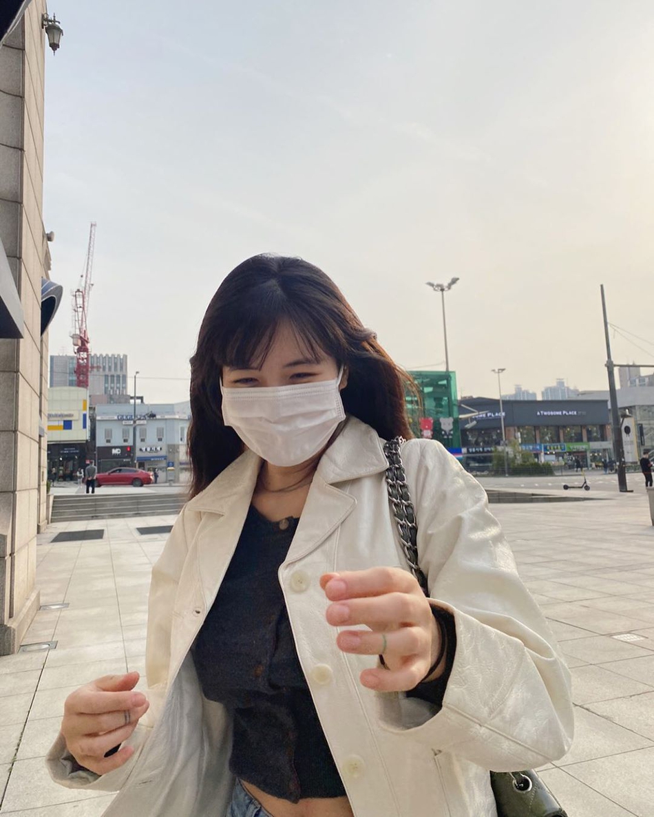 組圖：泫雅逆光拍照盡顯纖細身材 空氣劉海造型超少女
