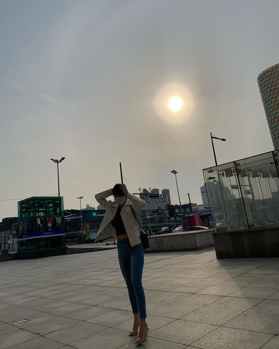 組圖：泫雅逆光拍照盡顯纖細身材 空氣劉海造型超少女