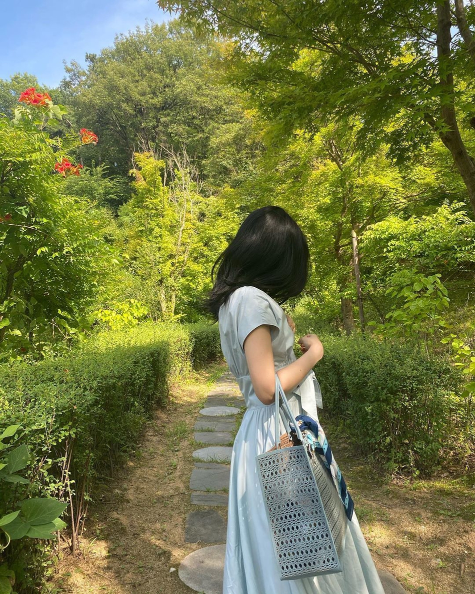 組圖：金智妮晒外出遊玩照 穿天藍色開叉連衣裙夏日風十足