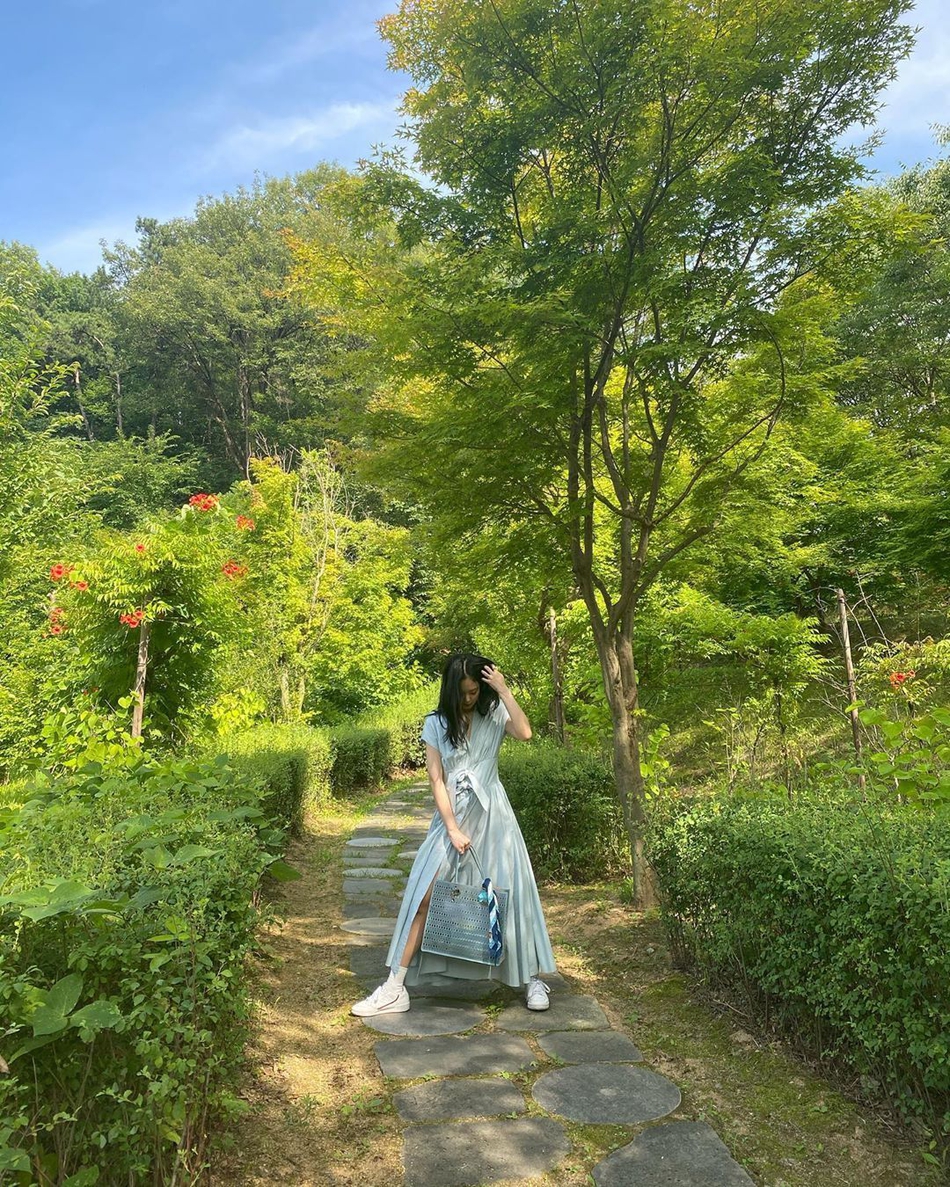 組圖：金智妮晒外出遊玩照 穿天藍色開叉連衣裙夏日風十足