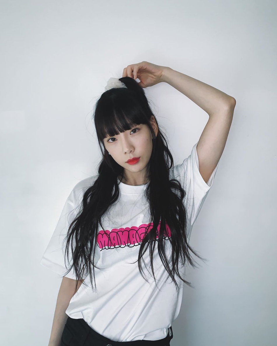 組圖：泰妍晒美照梳齊劉海半扎馬尾顯清純 穿白T甜笑少女感足