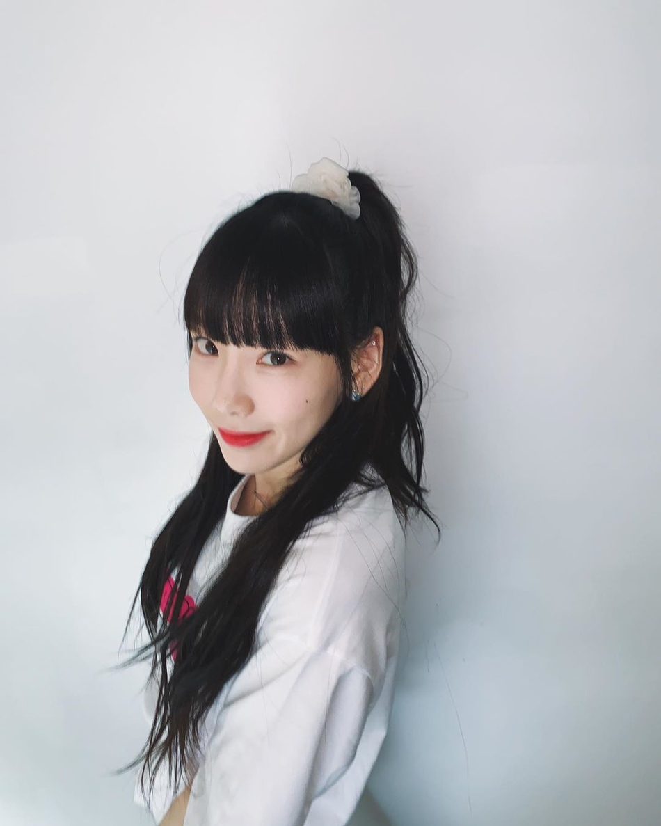 組圖：泰妍晒美照梳齊劉海半扎馬尾顯清純 穿白T甜笑少女感足