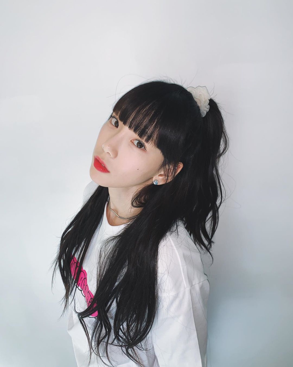組圖：泰妍晒美照梳齊劉海半扎馬尾顯清純 穿白T甜笑少女感足