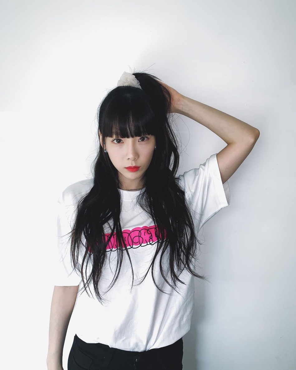 組圖：泰妍晒美照梳齊劉海半扎馬尾顯清純 穿白T甜笑少女感足