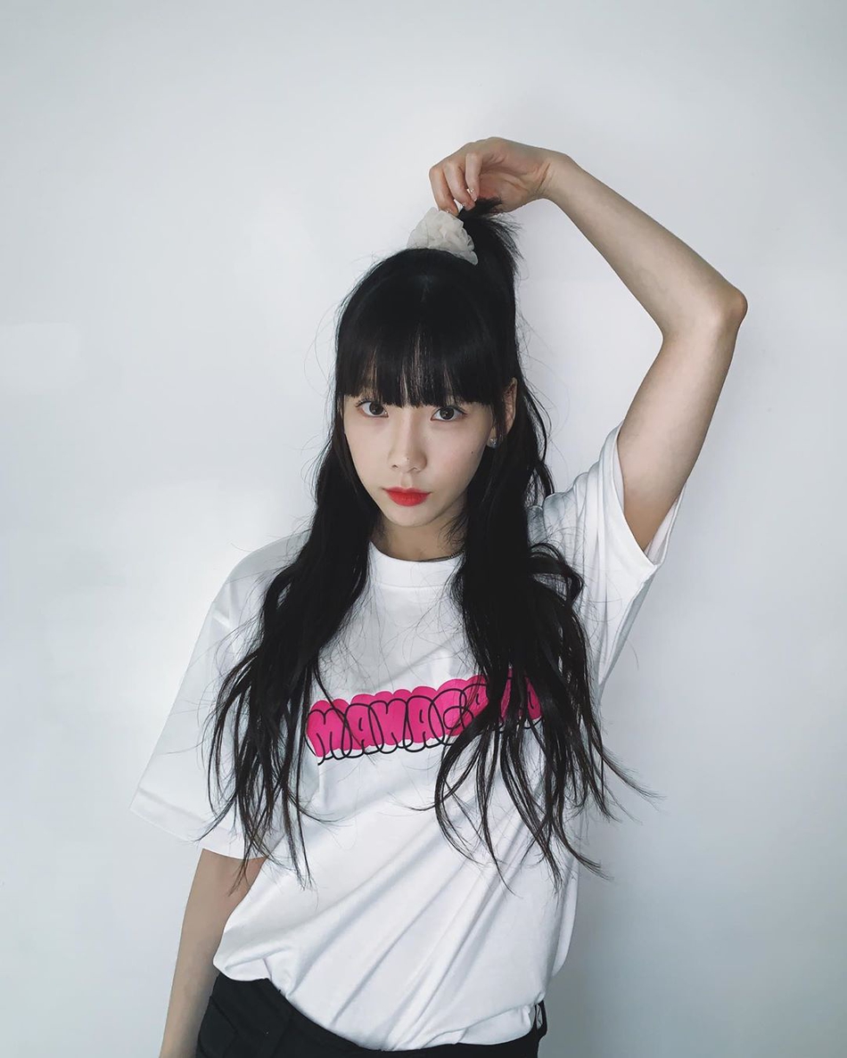 組圖：泰妍晒美照梳齊劉海半扎馬尾顯清純 穿白T甜笑少女感足