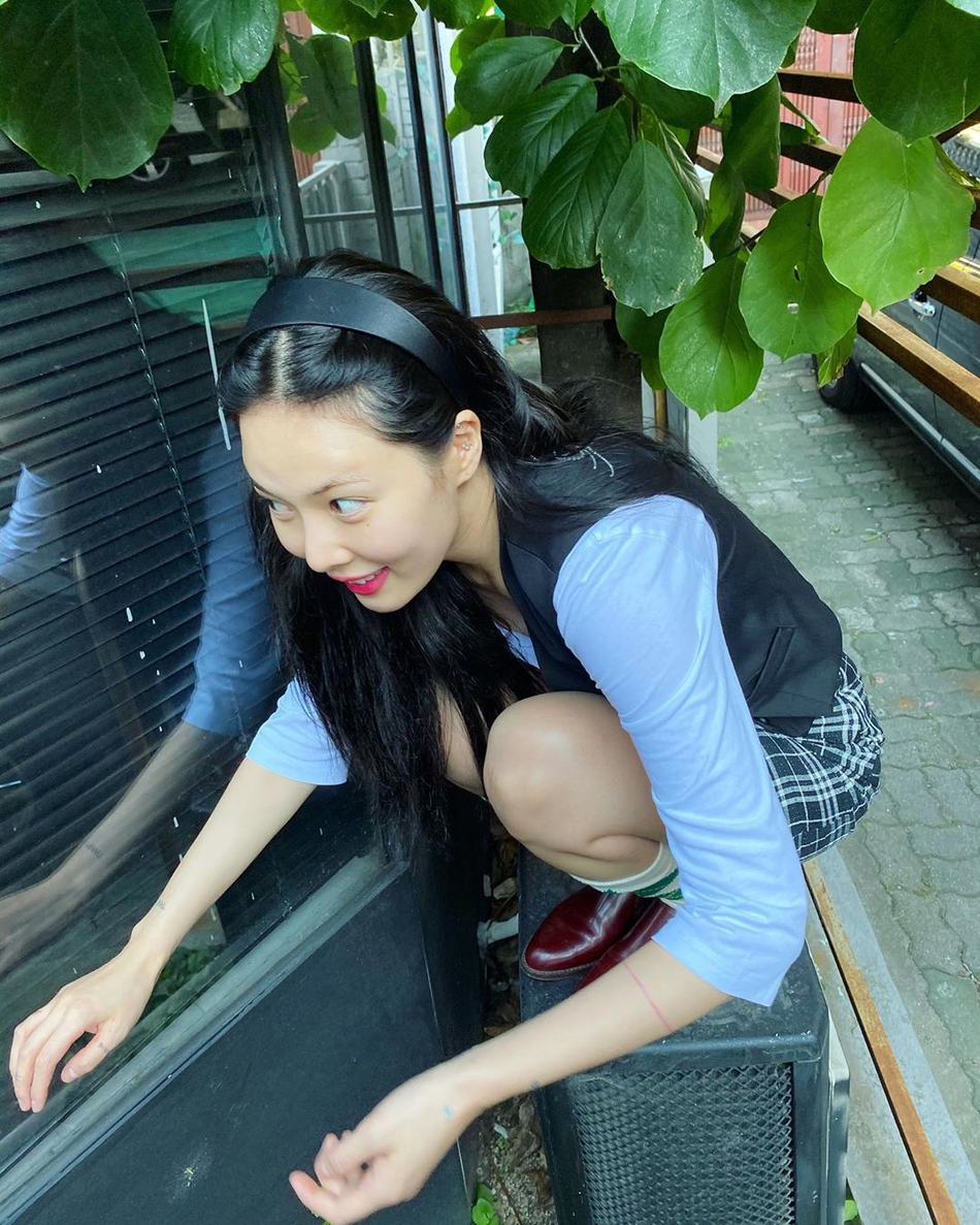 組圖：泫雅學院風造型清新甜美 穿黑白格紋短裙修長美腿搶眼