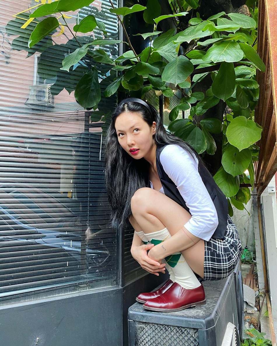 組圖：泫雅學院風造型清新甜美 穿黑白格紋短裙修長美腿搶眼